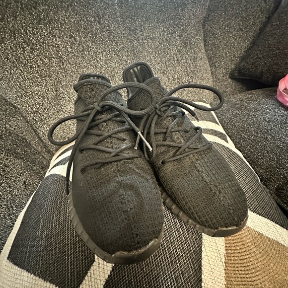 Men’s size 10 Adidas Yeezy Sneakers SPLY-350 Boost V2 Black and Red - Picture 9 of 13